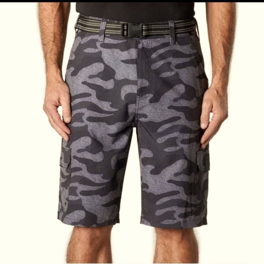 Iron Co- hybrid Men's Camo Cargo Shorts. Size 40